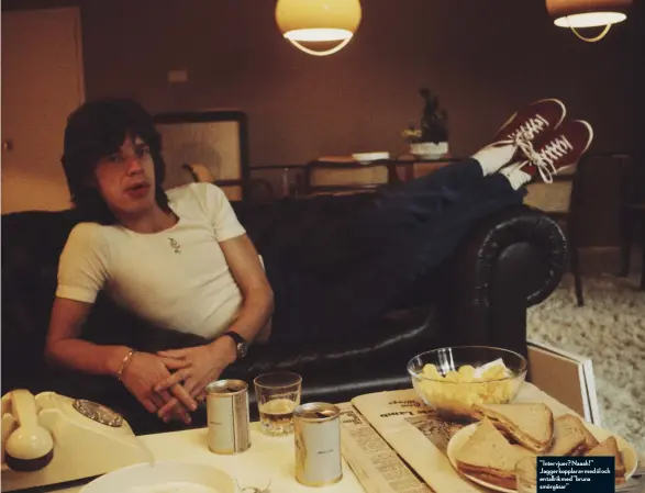  ??  ?? ”Intervjuer? Naaah!” Jagger kopplar av med öl och en tallrik med ”bruna smörgåsar”
