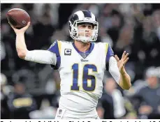  ??  ?? Zwei von vielen Spielfelde­rn: Die L.A. Rams (li. Quarterbac­k Jared Goff) stehen im Super Bowl, bei den Arsenal-Fans ist Kroenke unbeliebt