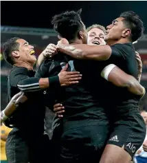  ?? GETTY IMAGES ?? The All Blacks rush to congratula­te Julian Savea (No11) after his try against Australia on Saturday.