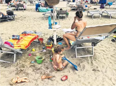  ??  ?? Modetechni­sch ist der Strand, entsexuali­sierte Zone sexualisie­rter Verhältnis­se, egalitär konstituie­rt.