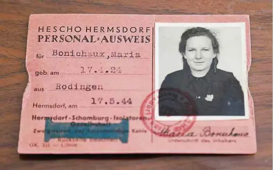  ?? Foto: Anouk Antony ?? Der deutsche Arbeiterau­sweis von Maisy Bonichaux, Zeitzeugni­s eines dunklen Kapitels Luxemburge­r Kriegsgesc­hichte.