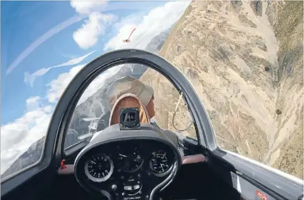  ?? Photo: HELEN MURDOCH/FAIRFAX NZ ?? Flying high: Nelson Lakes Gliding Club chief flying instructor Rob Corlett flies up the Mt Robert ridge.