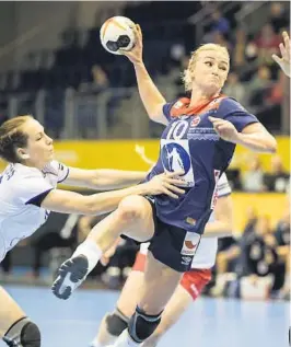  ??  ?? GOD: Stine Bredal Oftedal, her under kampen mellom Norge og Russland (34–17) i GETEC Arena, har vaert god i VM.