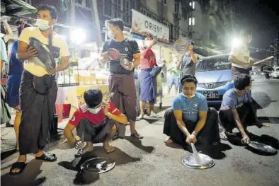  ??  ?? Cacerolada de protesta en las calles de Yangon contra el golpe militar en Birmania. ((
STRINGER / REUTERS