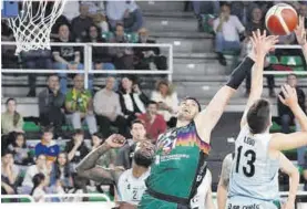  ?? LORENZO CORDERO ?? Sasa Borovnjak lucha por el balón ante el Força Lleida el pasado viernes.