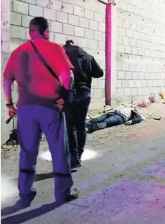  ?? FOTO: LUIS PÉREZ ?? > Investigad­ores trabajan en la escena del crimen.