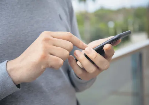  ?? EDITOR ALEN LEPAN ?? A man holds a phone in Turkey’s southern town of Alanya, Turkey, March 23, 2020.