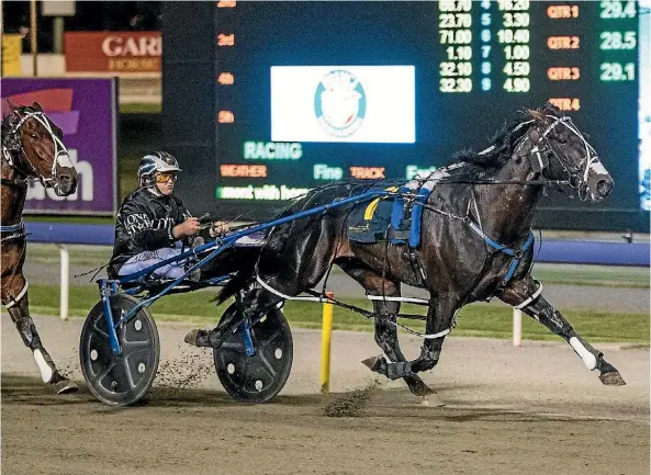  ??  ?? Mark Purdon and Lazarus on their way to a record-setting victory in Perth.