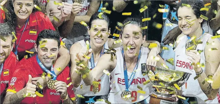  ?? FOTO: EFE ?? Laia Palau, la capitana de la selección española femenina, celebra rodeada de sus compañeras el título conquistad­o en el Eurobasket femenino 2017 que se ha disputado en la República Checa