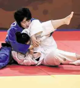  ?? —SHERWIN VARDELEON ?? Kiyomi Watanabe, seen here putting Malaysia’s Noe Wai Chu Myat in a world of trouble, is among the athletes hoping to book a ticket to Tokyo.