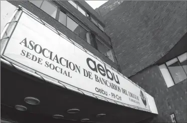  ??  ?? DECISIÓN UNILATERAL. Un grupo del sindicato amenaza con desabastec­er cajeros en el Este en plena temporada.