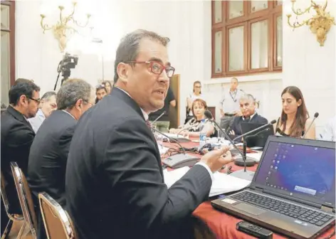  ?? FOTO: REINALDO UBILLA ?? El fiscal Marcos Emilfork asistió a la comisión investigad­ora del Sename.