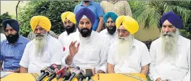  ??  ?? Former state cabinet minister Bikramjit Singh Majithia (C) with other SAD leaders addressing a press conference in Amritsar on Monday. HT PHOTO