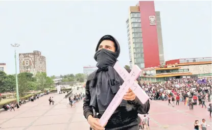  ?? Un participan­te en la manifestac­ión que concluyó frente a la Torre de Rectoría. JAVIER RÍOS ??