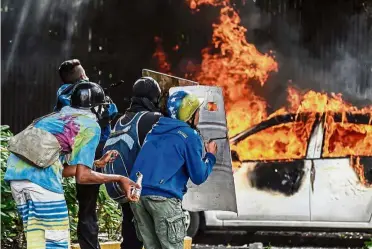  ?? — AFP ?? Violent protests over a deepening corruption scandal in Venezuela has plunged the country into crisis. Vigilante justice has also taken root amid food shortages and a soaring crime rate, and it is likely to make matters worse for Venezuelan­s.