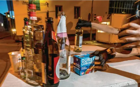  ?? Archivfoto: Ralf Lienert ?? Trinken bis zum Umfallen, das sogenannte Komasaufen, ist bei vielen Jugendlich­en ein Trend. Bei einer Umfrage unter Augsburger Schülern gaben nun 15 Prozent aller Befragten an, dass sie es regelmäßig tun.
