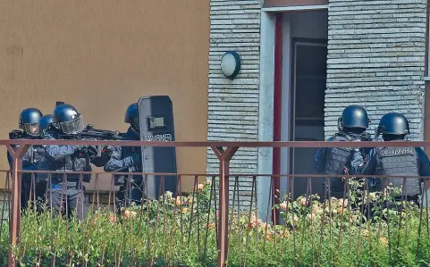  ??  ?? Il blitz I carabinier­i dei nuclei di pronto intervento fanno irruzione nella casa di Nuvolera, temendo la presenza di un uomo armato (LaPresse/Morgano)