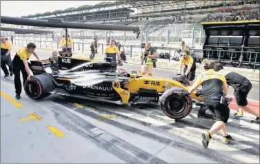  ??  ?? OPTIMISMO. Buena sesión de test para Robert Kubica con el Renault, aguantó ocho horas de rodajes.