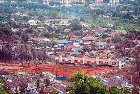  ?? ?? SETIAP rumah terkesan akibat kebakaran menerima bantuan tunai RM10,000 yang disalurkan kepada pemilik rumah yang musnah sepenuhnya, iaitu RM5,000 daripada Kerajaan Persekutua­n dan RM5,000 daripada Petronas.