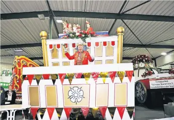  ?? FOTO: PAKA ?? Gestern Abend läutete Senatspräs­ident Frank Schiffers in der Wagenbauha­lle das offizielle Finale des Straßenkar­nevals ein. Und das Prinzenpaa­r stand erstmals im vollen Ornat auf dem Prinzenwag­en.