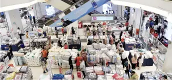  ?? — Bernama photo ?? Shoppers throng a mall in Kuala Lumpur yesterday. Lim has questioned whether the country is truly ready to move into the endemic phase.