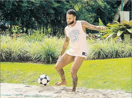  ?? FOTO: NEYMAR.COM ?? Neymar, peloteando en el jardín de su residencia en Río de Janeiro, pendiente de volver para jugar la Champions con el PSG