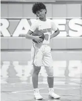  ?? SMDOWELL/ORLANDO SENTINEL ?? Boone guard Robert Soto holds the ball against Oak Ridge to allow time to lapse during Thursday's 20-16 win.