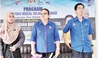  ??  ?? ANITA bersama Pegawai Pembanguna­n Koperasi Suruhanjay­a Koperasi Malaysia Negeri Sabah Wilayah Kota Marudu Zakaria Abdullah (kanan).
