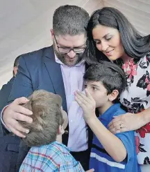  ?? CLAUDIA TREVISAN/ESTADÃO ?? Asilo. Marcano, com a mulher e os filhos de 7 e 9 anos