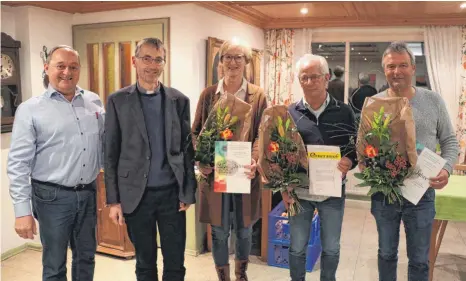  ?? FOTO: UTE STEINHAUSE­R ?? Vorsitzend­er Walter Schmid, Pfarrer Lorenz Rösch, Claudia Lipp (25 Jahre), Hans Hiemer (60 Jahre) und Chorleiter Edwin Ibele (20 Jahre)