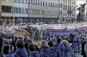  ??  ?? Des milliers de Florentins sont venus assister aux obsèques d’Astori, jeudi.