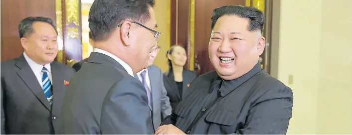  ?? AFP ?? Saludos. El presidente de Corea del Norte, Kim Jong-un (der.) saluda al delegado surcoreano, Chung Eui-yong, quien visita Pyongyang como enviado especial del gobierno de Seúl.