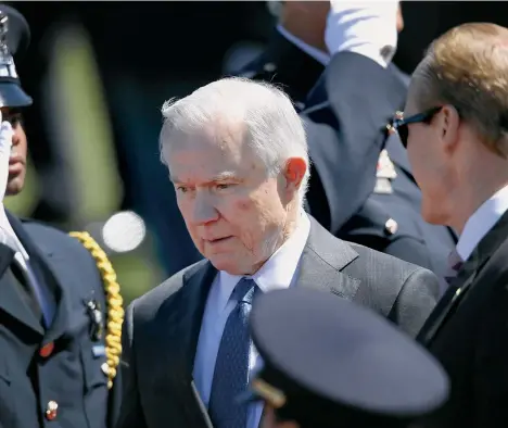  ??  ?? El procurador general de la nación Jeff Sessions, trató de impedir que la agencia legal que luchó contra el “travel ban” pudiera seguir ayudando a muchos inmigrante­s. Pero perdió la batalla.