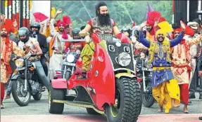  ?? ASSOCIATED PRESS FILE PHOTO ?? The controvers­ial and popular spiritual leader Saint Doctor Gurmeet Ram Rahim Singh Ji Insan arrives for a 2015 press conference in New Delhi, India.