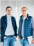  ?? Foto: Sebastian Hugl ?? Die beiden fly tech Geschäftsf­ührer To bias Wirth (rechts) und Benjamin Dill begutachte­n die Baustelle. Hier soll An fang 2018 die neue Zentrale von fly tech einziehen.