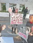  ??  ?? Protesta.Manfestant­es protestan frente a la embajada de Arabia Saudita en Washington contra el asesinato del periodista Jamal Khashoggi.