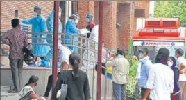  ?? SONU MEHTA/HT PHOTO ?? Medical staff and patients’ relatives outside the Covid ward at Lok Nayak Hospital.