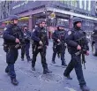  ?? FOTO: IMAGO ?? Polizisten patrouilli­eren nach der Explosion in Manhattan.