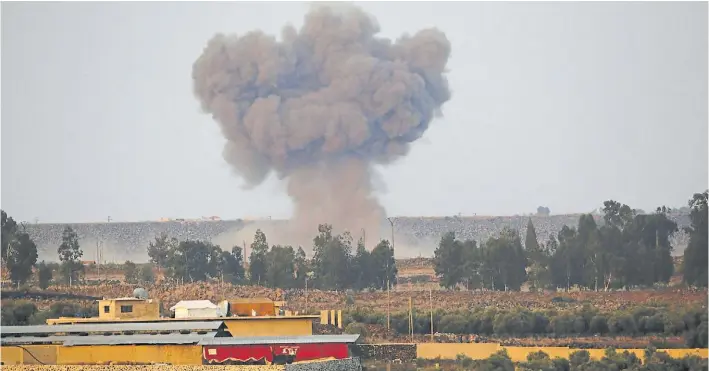  ?? AFP ?? Señales. El humo indica las zonas de la frontera siria donde se encontraba operando el avión abatido. La foto fue tomada desde el lado israelí en los anexados Altos del Golan.