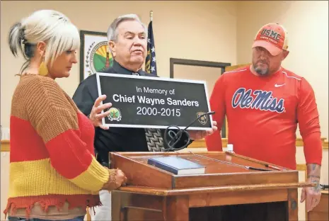  ?? Jeremy stewart ?? Aragon Municipal Court Judge Terry Wheeler (center) presents the plaque honoring former Aragon Police Chief Wayne Sanders at last week’s Aragon City Council meeting. Joining him are Sanders’ daughter, Amy Liggons (left), and son Rodney Sanders.