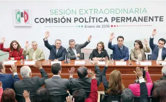  ??  ?? En una breve sesión, a mano alzada y sin discusión, los 78 consejeros del tricolor avalaron la lista de los aspirantes ciudadanos a una candidatur­a del PRI a diputados federales o a senadores de la República.