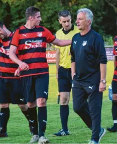  ?? Foto: Dirk Sing ?? Gehen getrennte Wege: Ralf Palfy (rechts) ist am Sonntag als Trainer des SC Rohren‰ fels zurückgetr­eten.