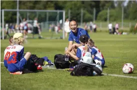  ?? FOTO: TIMO KARI ?? Dystra miner efter 10–0 i baken? Knappast. "Det är jätterolig­t att få se dem spela igen", säger PPJ-tränaren Nina Ahlström som själv har spelat i föreningen.