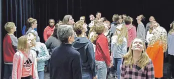  ?? FOTO: SCHLACHTHO­F ?? Schüler führen im Alten Schlachtho­f in Sigmaringe­n ein Theaterpro­jekt auf.