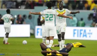  ?? ?? Les joueurs sénégalais se congratule­nt après leur succès face à l'Equateur 2-1, à Doha, le 29/11/2022