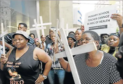  ?? PHOTO: ANTONIO MUCHAVE ?? Family members of psychiatri­c patients who died last year hold a prayer vigil outside Gauteng health MEC Qedani Mahlangu’s offices protesting about the deaths.