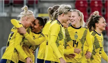  ?? Bild: ALEKSANDRA SZMIGIEL ?? Svenska spelare firar ett av målen i 4–2-segern mot Polen.