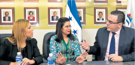  ??  ?? TAREA. Los integrante­s del Consejo Nacional Electoral Ana Paola Hall, Rixi Moncada y Kelvin Aguirre dirigirán los procesos electorale­s de 2021.