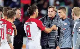  ??  ?? Hasenhüttl, der beim Hinspiel provoziert worden war, will vor dem Duell gegen Augsburg die Stimmung nicht aufheizen.