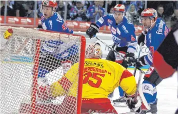  ?? FOTO: DIETER REINHARDT ?? Trotz Überzahl vor dem gegnerisch­en Tor gingen die Stürmer der Schwenning­er Wild Wings gegen Düsseldorf beim 0:3 leer aus. Das Ausnutzen von Chancen ist das Manko des SERC bisher.